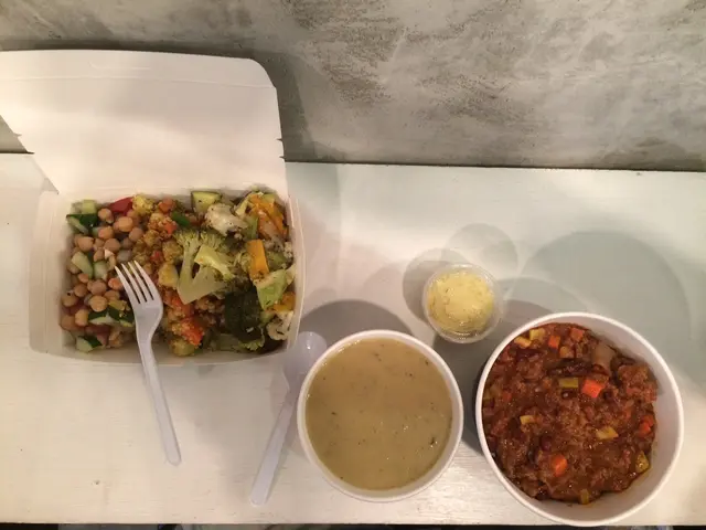 墨西哥牛肉飯餐配忌廉磨菇菜湯，另加芝士topping及雞心豆沙律