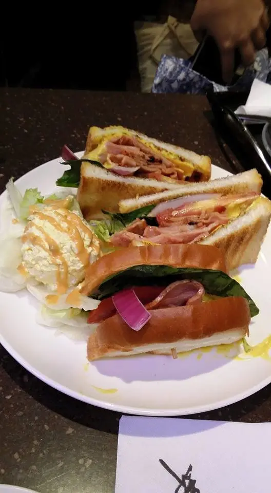 旁邊有薯溶粟米伴碟,入面有芝士,芥末,煙肉,洋蔥,菜,唔辣而且仲好好食,一0的就唔滯,略縑洋蔥比較生有少少''那''口