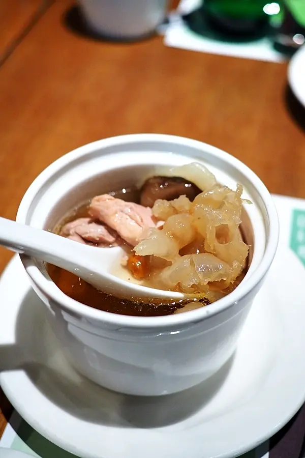 花胶圆肉炖老鸡汤