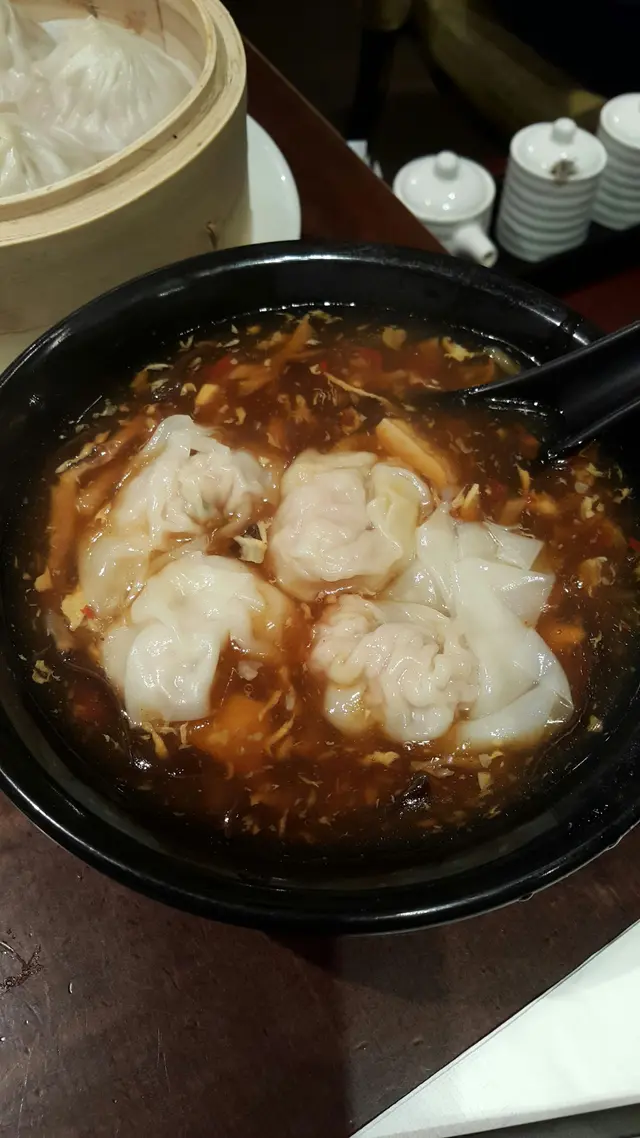 餡料同鮮肉小籠包一樣。酸辣湯應有嘅筍絲菰絲乜乜乜絲全部到都有，可惜佢嘅死酸死辣離行離列味道，唔係我杯茶。