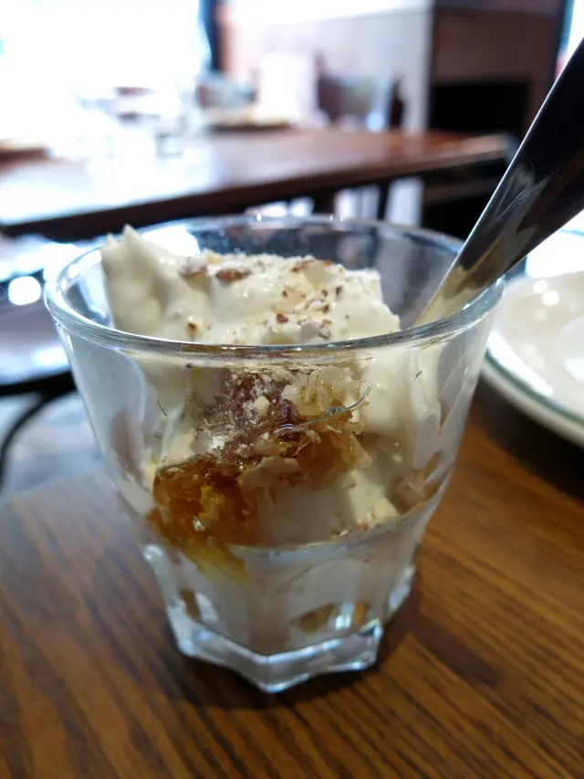 羊奶芝士雪糕配蜂蜜