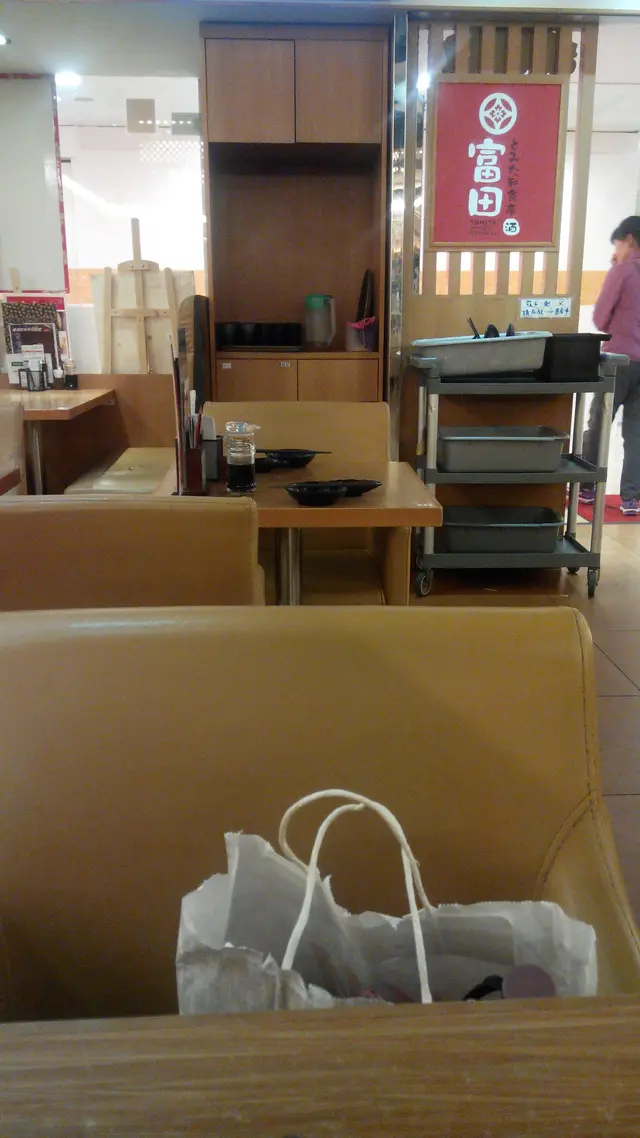 成間野沒人也不比我坐卡位，仲要就收舖，超不識做