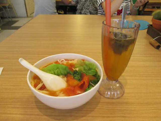 點咗個自併素食米線。加埋杯凍芒果鐵觀音，都係$41。