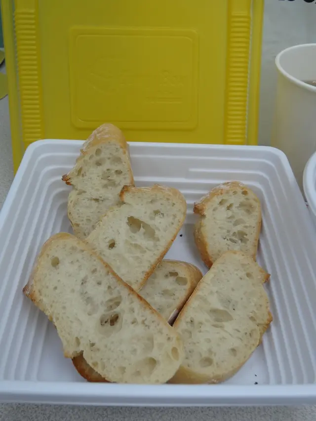 有六件,外層硬脆,包身鬆軟而煙韌,入口仍是微溫!