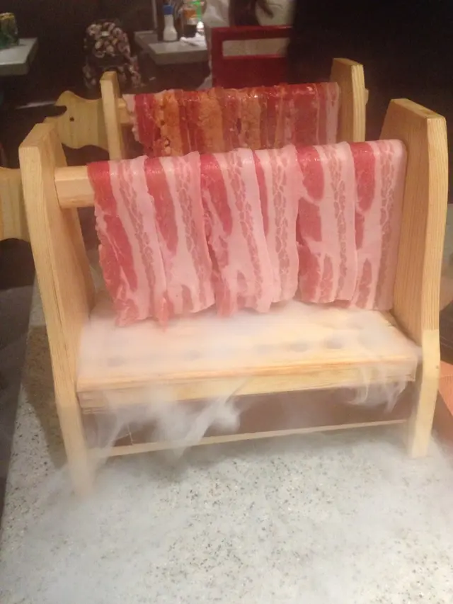 掛在木架上有特色