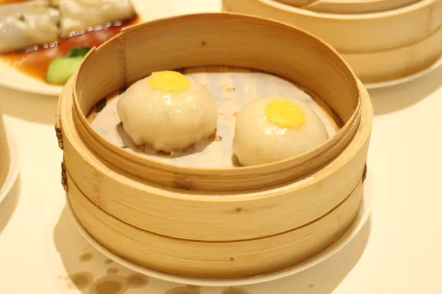 芝士蟹肉腿茸水晶包 (Steamed Crystal Dumplings with Crab Meat, Yunnan Ham and Cheese)