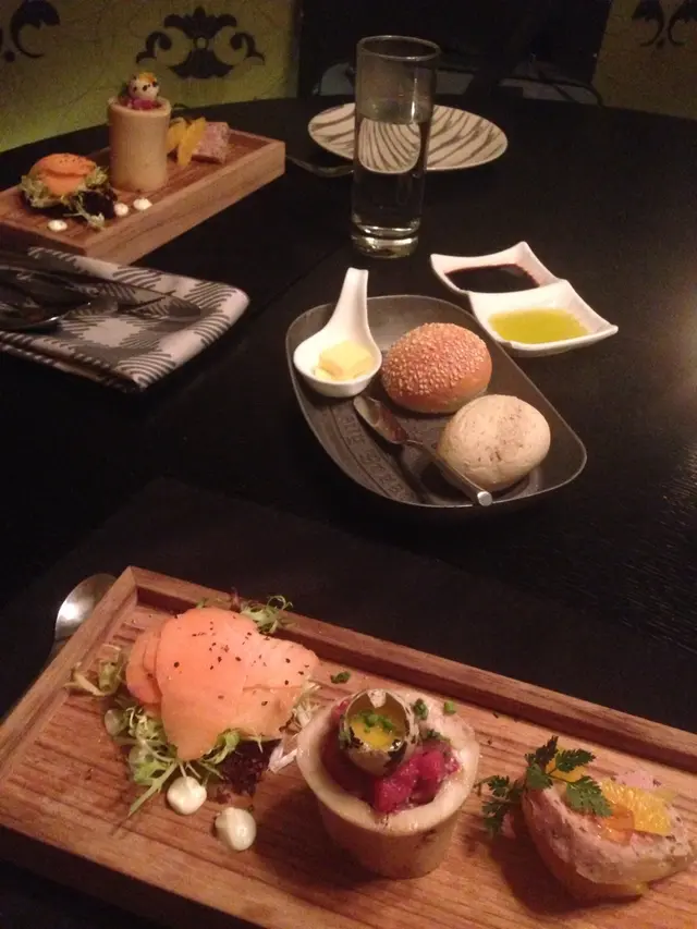 同時放在一長型木盆子送上