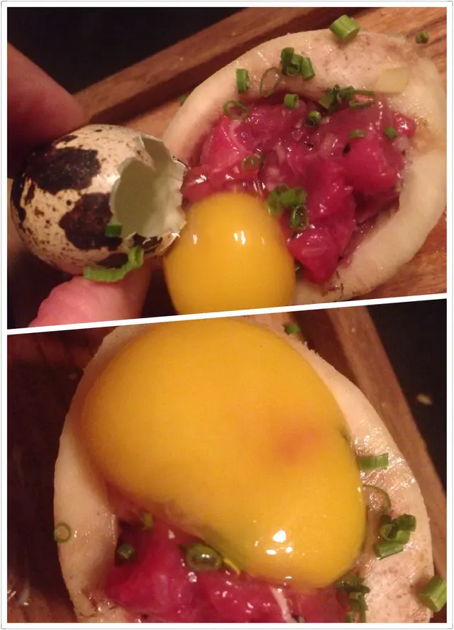 把蛋黃倒在牛肉上增添香滑