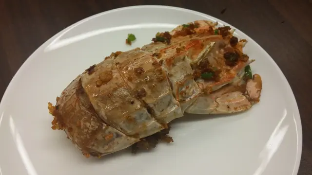 輕鬆除去薄薄的外殼，裏頭就是彈爽鮮美的蝦肉