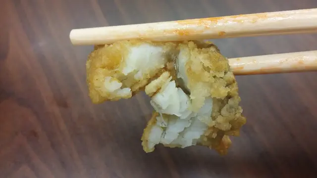 酥化薄脆外層夾著陣陣鹹蛋黃濃香，更帶點沙沙粉粉的質感