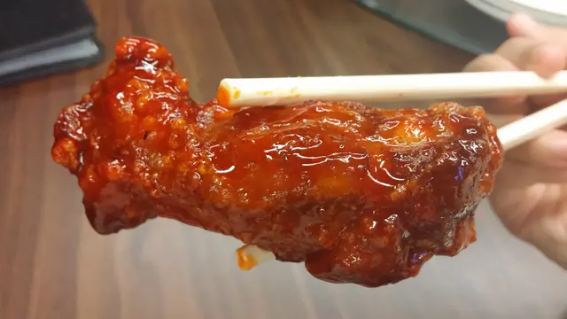 肉質微韌，但肉香夠重，帶點脂肪油香，不腥不膻