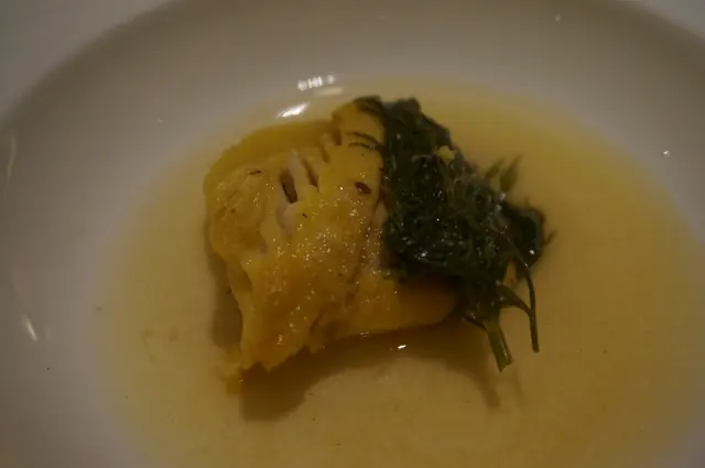 香焗野菌海石斑魚柳伴白酒紅花汁