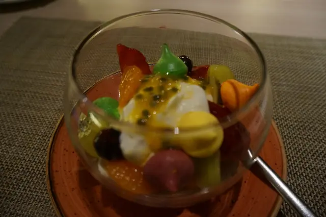 翩翩起舞 (迷你蛋白餅配奇異果, 橘子及野莓伴熱情果醬)