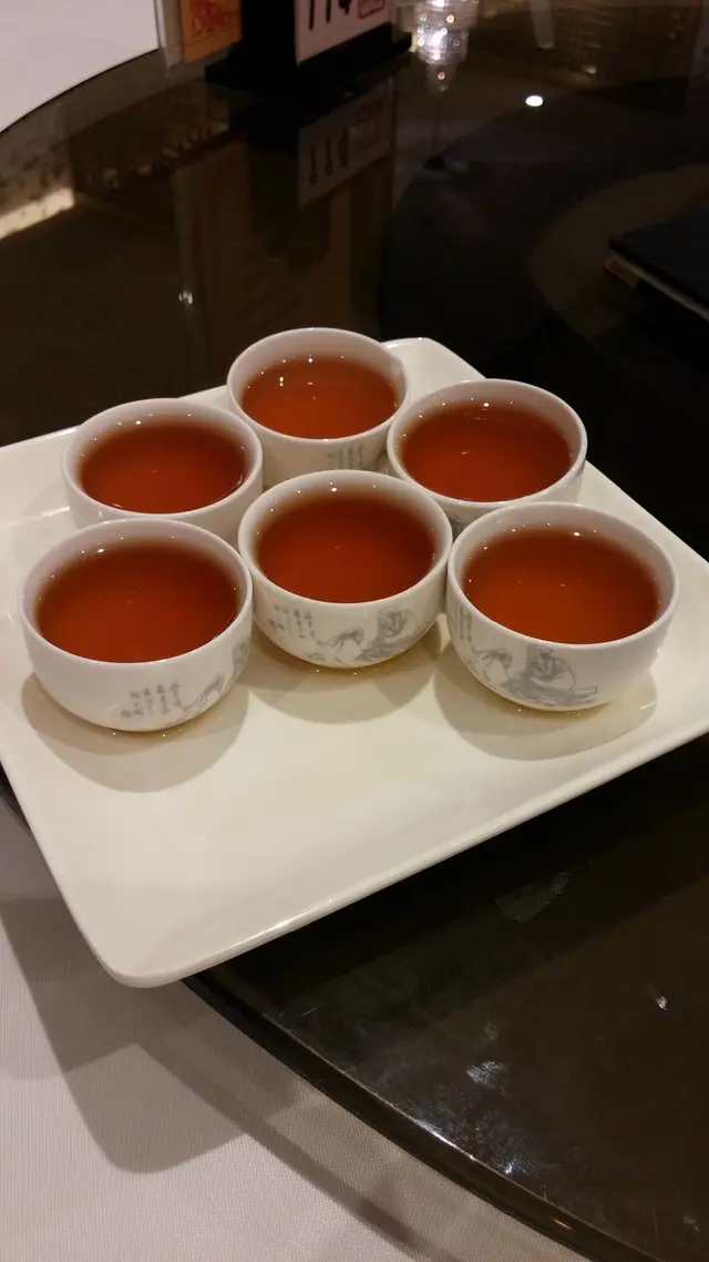 濃茶之中帶苦甘，有少許煙燻清香