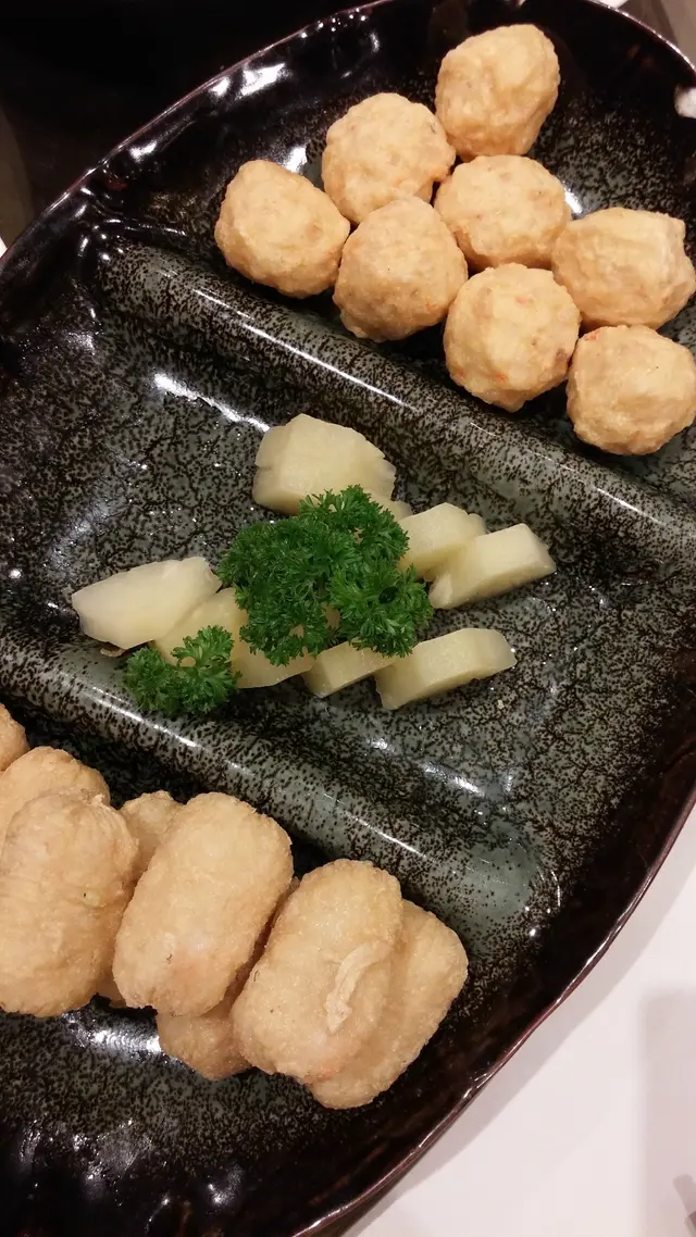 雙棗指的為蟹棗及蝦棗，以蟹肉蝦肉製成丸狀，炸得金黃上桌