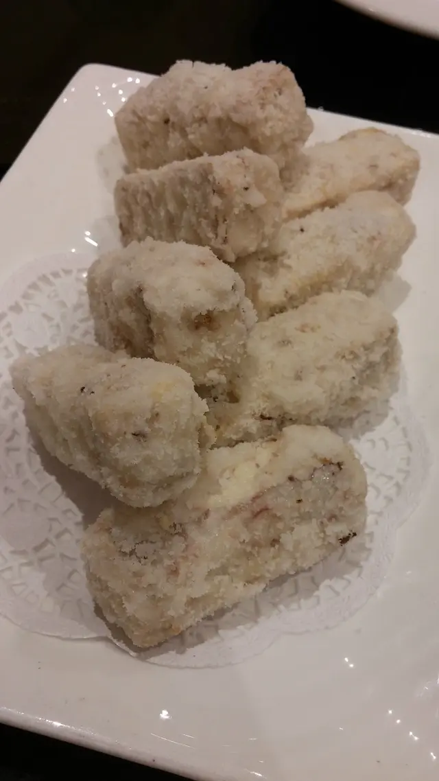 要將芋頭煮熟再炸，炸得微微金黃後又要裹上熱溶砂糖