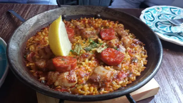 西班牙炒飯非常香氣濃郁，米飯很有嚼勁且滲入了豐富的海鮮鮮味，入面還有很多海鮮哩！