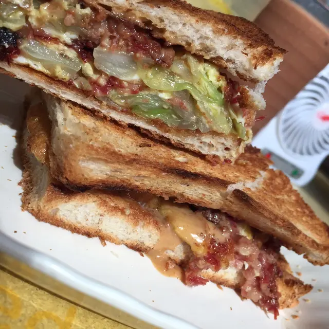炒蛋咸牛肉三文治烘底