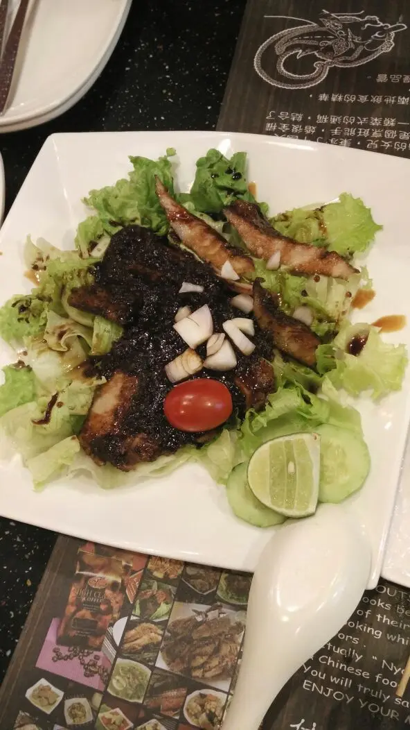 老闆娘話要先落青檸汁，豬頸肉要同生菜一齊食，可能係香港人打得太多邊爐，通常碟底塊菜都唔會食，唔衛生或用作墊底墊油。食落除左肉感仲有先菜既爽口，加上青檸汁既酸同本身既辣醬，好味。份量適中