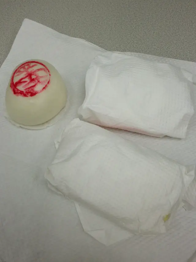 以抺手紙把每件糯米糍包好,確保衛生及不會黏在一起!