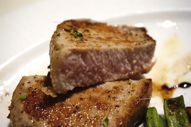 烤西班牙雪花黑毛豬配蘋果醋汁