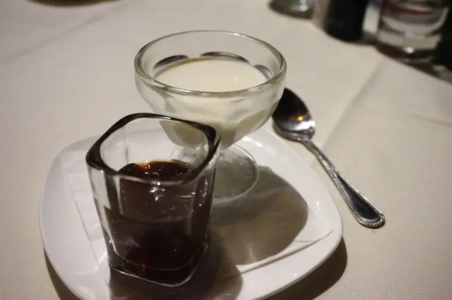 意式奶凍配巨蜂提子醬