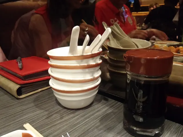 中間只以透明玻璃間隔開鄰座的食桌