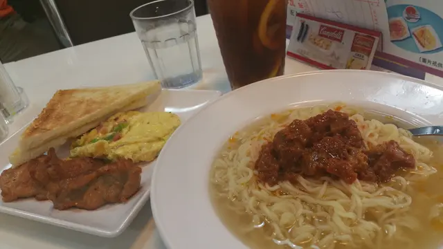 煎雞排、煙肉蔥炒蛋、五香肉丁麵 (呢個餐應該無多士的，可能老闆認得我所以有😅 又或者其實比錯咗😆)