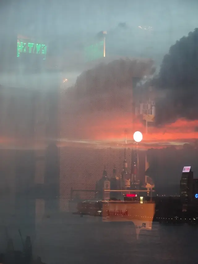 有趣的是相片中見到看似是太陽的物體,其實是啤酒器!