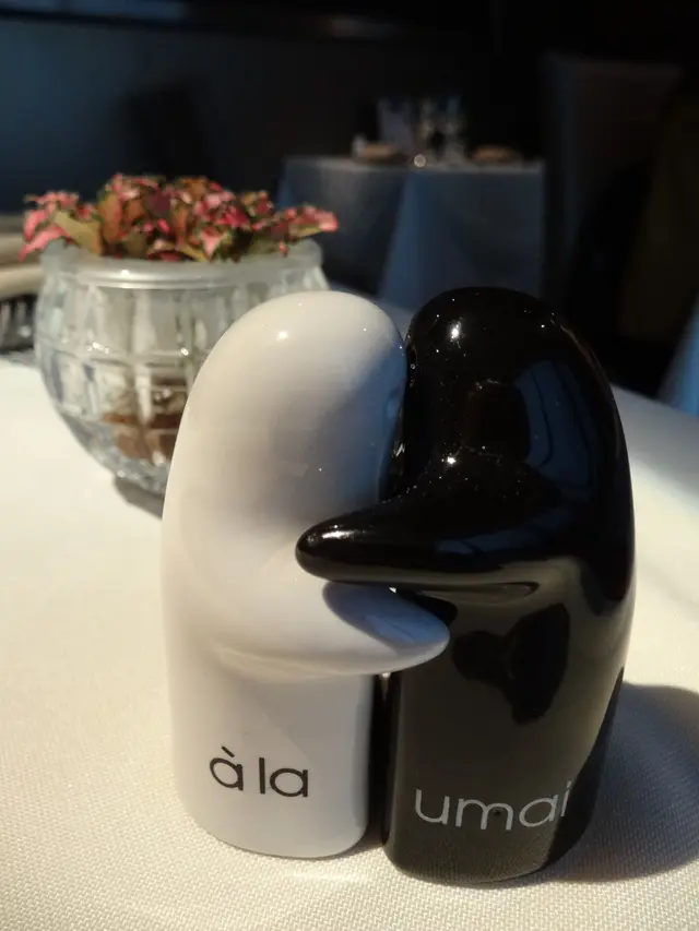 桌上黑白色人型調味樽