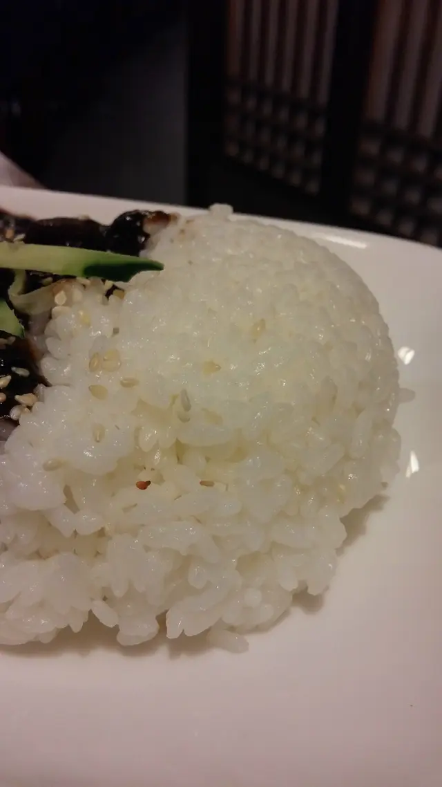 白飯底煮得熟度剛好，煙韌富嚼感，不會淋爛得跟炸醬同質感