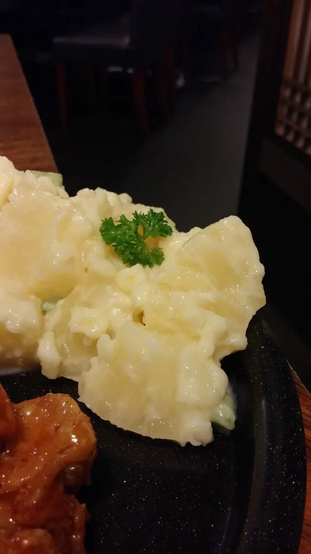 旁邊放上點點沙律，有粒粒菠蘿，酸甜之餘不失為解膩良品