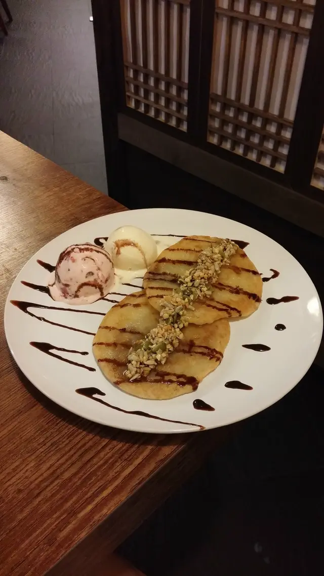 這個不就是我心心念念的糖餅嗎？而且是鋪上大量果仁的版本