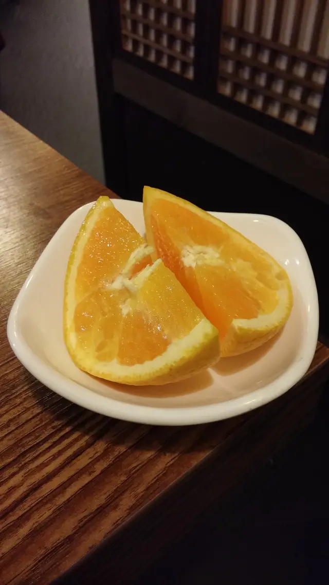 飯後果為兩塊甜橙，不過給人感覺頗大方的，至少它有給
