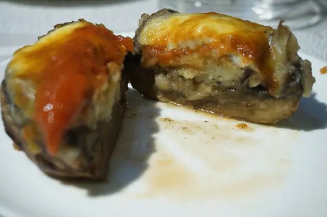 把啡菇切開,肉厚而多汁