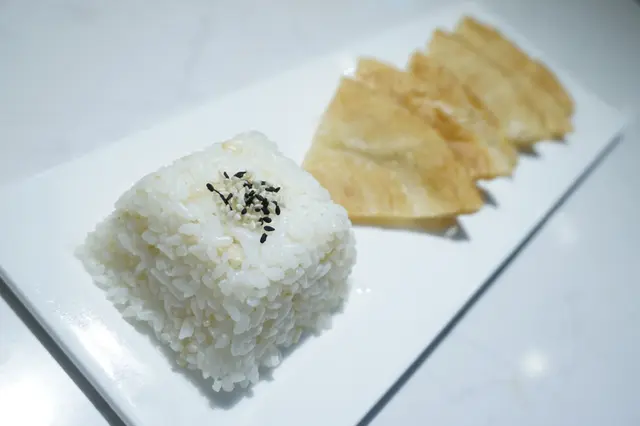 配搭的主食有珍珠米飯和油酥餅,甚為飽肚