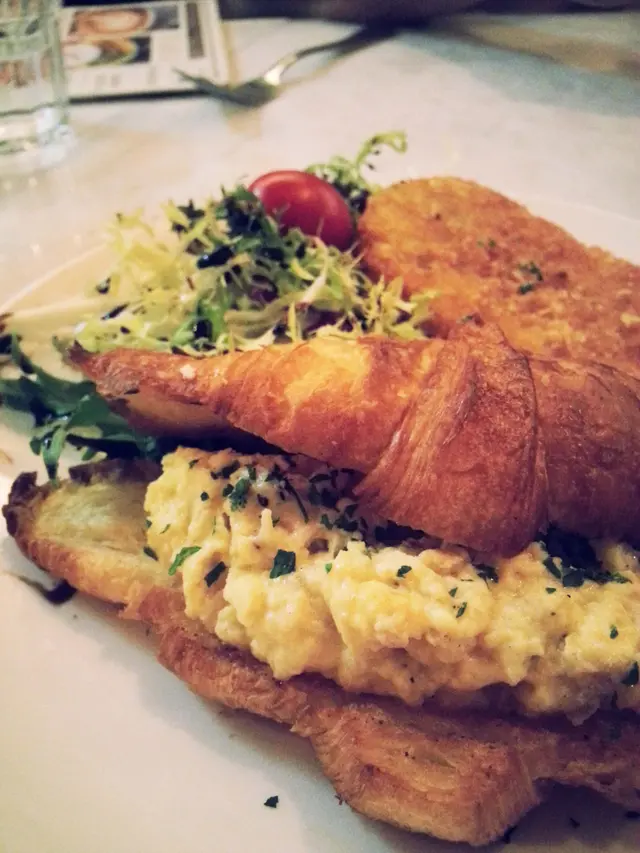 黑松露油蟹肉炒蛋牛角包