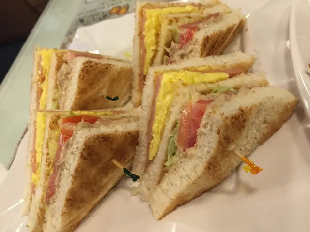 有吞拿魚餡是頗特別，但這像腿蛋治及吞拿魚治合併了，不過少了一片方包。感覺少了公司三文治的特色。多士不脆口，整體質素屬ok。
