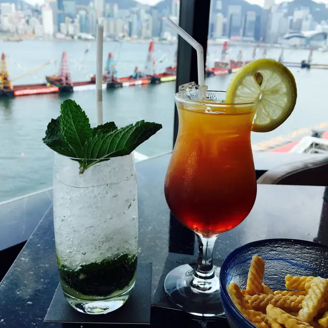 Virgin mojito (right)