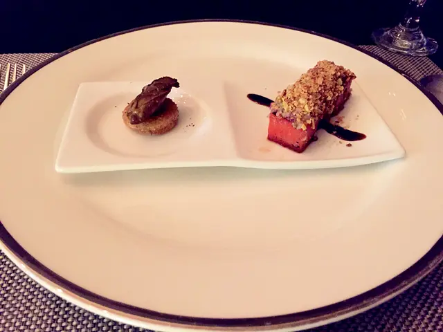 煎西瓜拼煙燻蠔多士