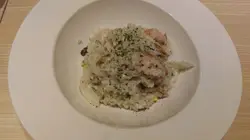 黑松露菌西班牙鲜虾带子烩饭:上枱时份量真系小得真系吓左我地一跳，满满的细细碟的，只可以话系一般，馅料未算丰富，个汁够浓，味道几好。