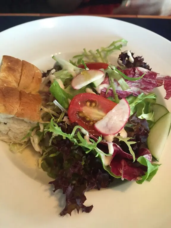 朋友要了house salad, 呢份就colorful d, waitress 话house salad