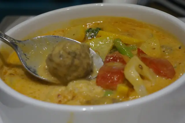 紅咖哩野菜猴菇丸配印度薄餅及珍珠糙米飯