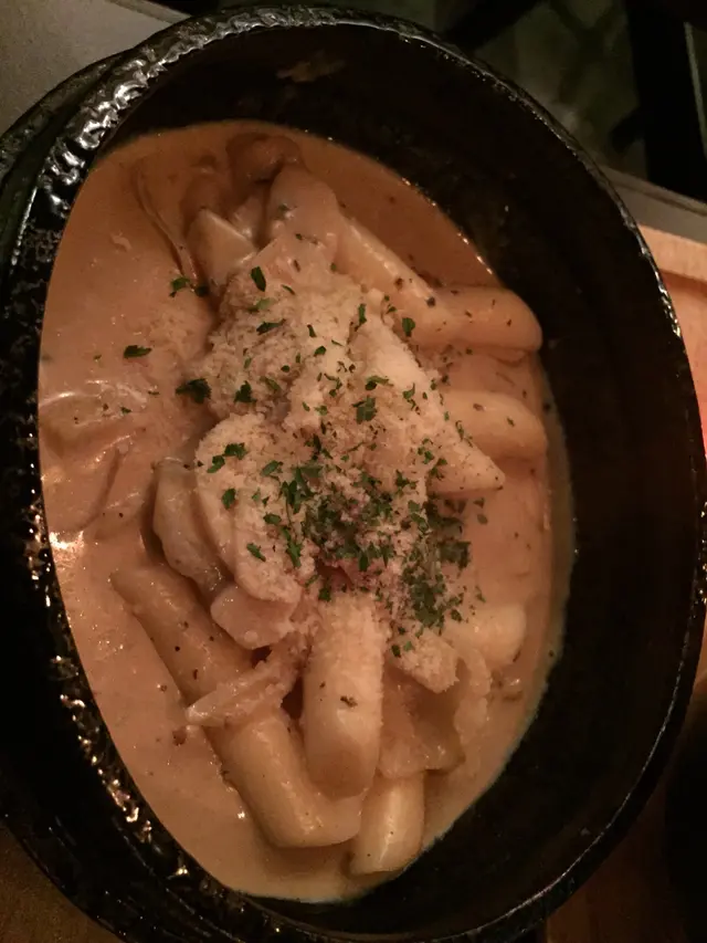 Creamy和芝士味濃的醬汁配有咬口的年糕，正!