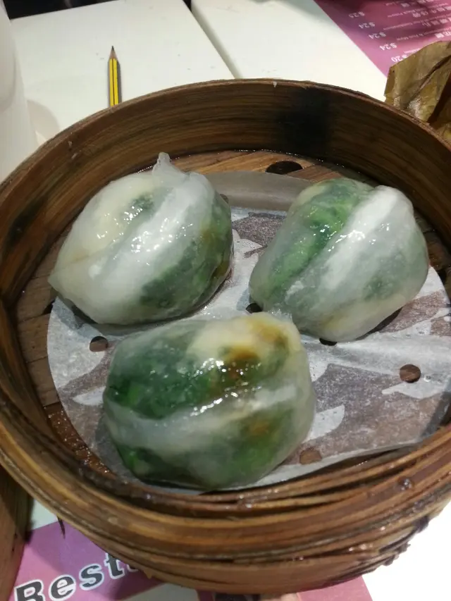 有點油，入面無味，全隻餃得半粒蝦肉，不如叫菜苗餃算啦