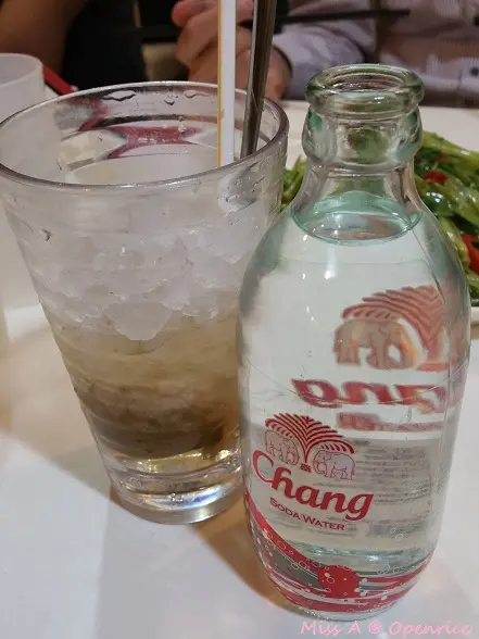 自己把梳打水倒進碎冰裡