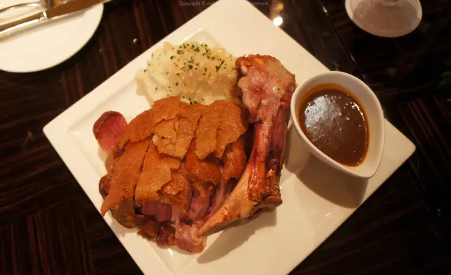 德國脆皮豬膝配松露薯蓉