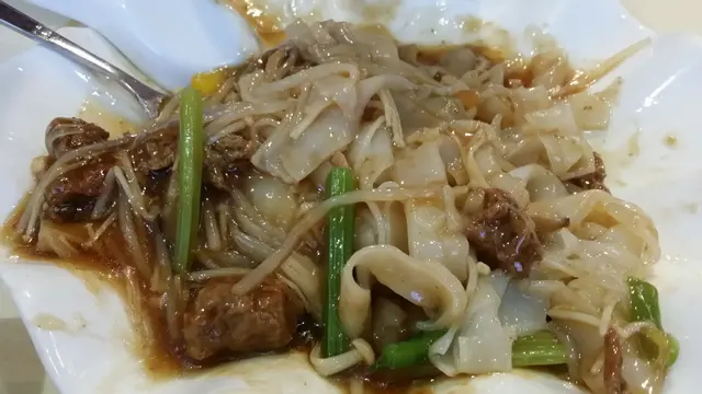 這個是午市套餐的其中一款，由於很香，所以食了一半才影相，所以有點不雅。熱棘棘，食落幾嘢味，因為沙嗲汁充分包圍每條河粉和素牛腩！