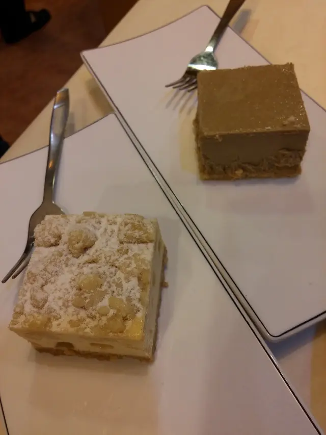 蘋果肉桂芝士蛋糕(左) 煎茶芝士蛋糕(右)