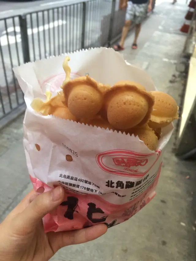 雞蛋仔，一板16元，明明剛出爐，卻是脆繃繃，咬開還有蛋香可以聞到，但吃入口不會太多糖精味